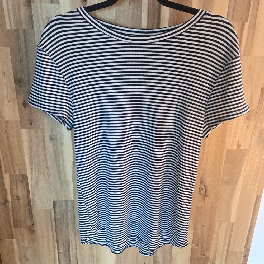🦋 NWOT Blue and White Fitted Short Sleeve Tee